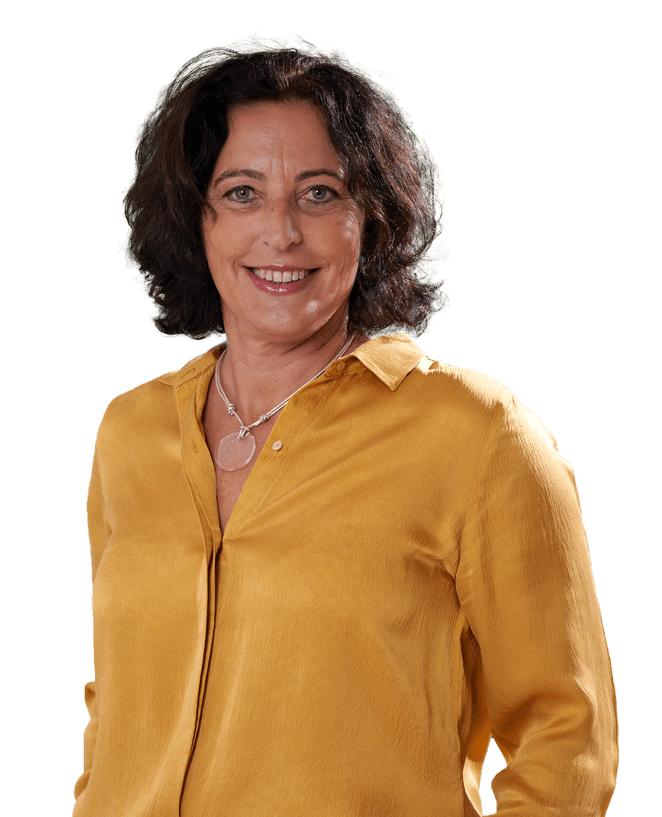Mélina Jobin souriante debout, portant une chemise jaune, photographiée en studio sur fond neutre.